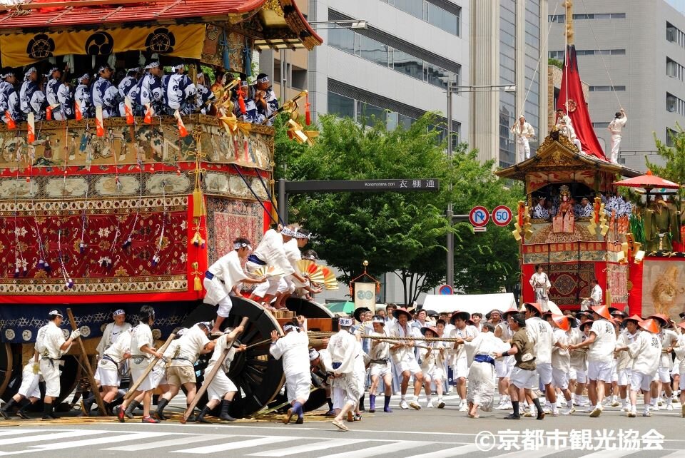 gi祇園祭山鉾巡行（前祭）鶏鉾・月鉾（京都市観光協会貸出画像）.jpg