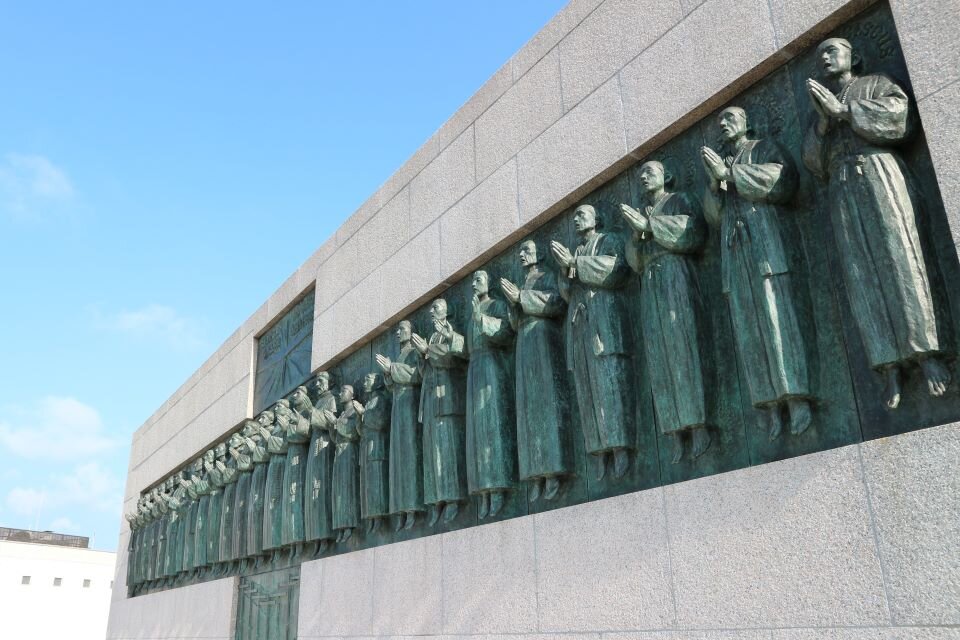 s「写真提供：（一社）長崎県観光連盟」のクレジット表示 日本二十六聖人記念碑2 (2).jpg